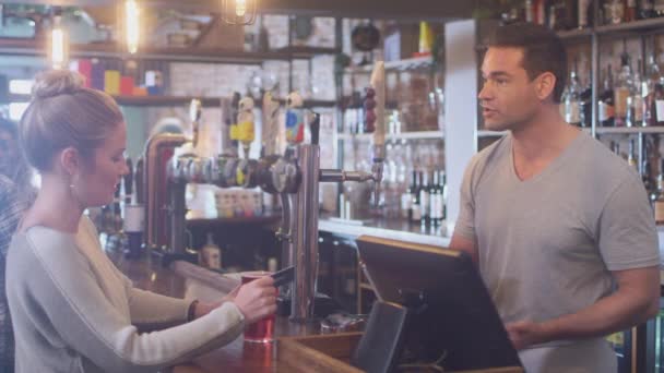 Cliente Femminile Nel Bar Effettua Pagamento Senza Contatto Socialmente Distanziato — Video Stock