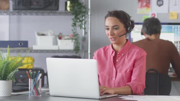 Empresaria Con Auriculares Telefónicos Hablando Con Cliente Centro Atención Cliente — Vídeos de Stock