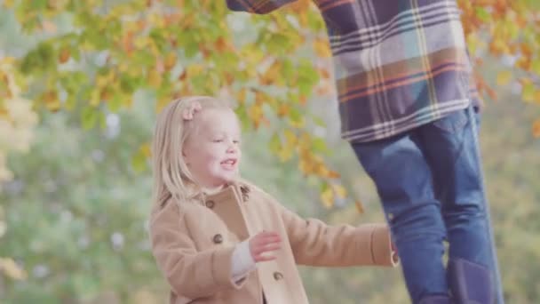 Zbliżenie Bratem Siostrą Zabawy Liny Huśtawka Jesienny Ogród — Wideo stockowe