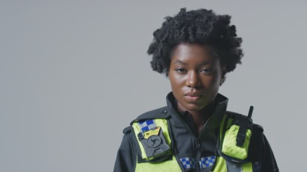 Studio Portrait Une Jeune Policière Sérieuse Dans Contexte Ordinaire — Video
