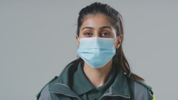 Studio Ritratto Giovane Donna Paramedico Indossare Maschera Sullo Sfondo Pianura — Video Stock