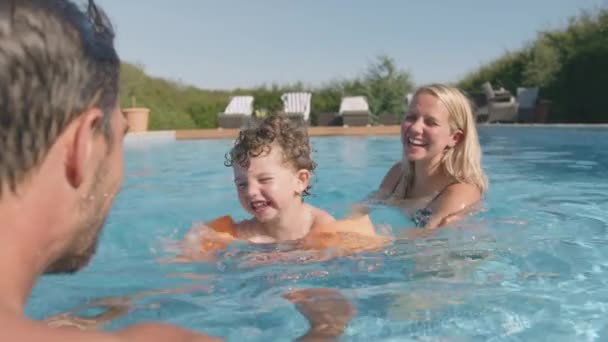 Eltern Bringen Sohn Sommerurlaub Schwimmen Freibad Mit Aufblasbaren Armbändern Bei — Stockvideo