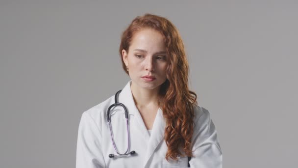 Studio Πορτρέτο Του Στρεσαρισμένη Γυναίκα Γιατρός Στηθοσκόπιο Λευκό Παλτό Απλό — Αρχείο Βίντεο