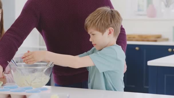 Närbild Far Med Två Barn Köket Hemma Kul Bakning Tårtor — Stockvideo