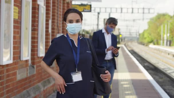 Porträt Einer Krankenschwester Auf Dem Bahnsteig Die Während Der Pandemie — Stockvideo