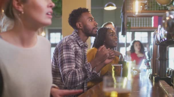 Spor Barında Televizyonda Spor Müsabakalarını Izleyen Bir Grup Hayal Kırıklığına — Stok video