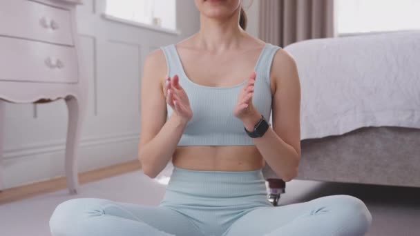 Tilting Shot Mujer Sentada Una Esterilla Yoga Con Auriculares Realidad — Vídeo de stock