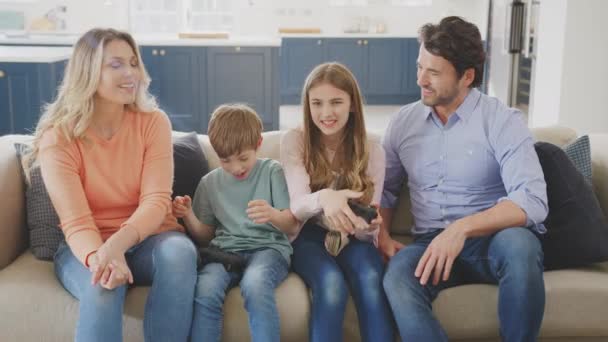 Γονείς Διασκεδάζουν Καθισμένοι Στον Καναπέ Παιδιά Στο Σπίτι Παίζοντας Στην — Αρχείο Βίντεο