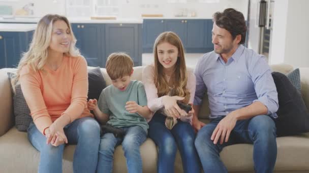 Pais Divertindo Sentados Sofá Com Crianças Casa Jogando Console Jogos — Vídeo de Stock