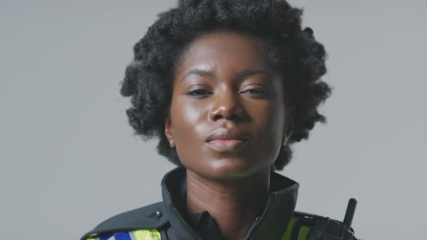 Estúdio Retrato Sorrir Jovem Policial Contra Fundo Liso — Vídeo de Stock