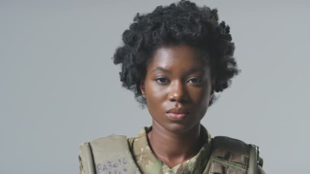 Studio Portrait Une Jeune Femme Soldat Sérieuse Uniforme Militaire Sur — Video