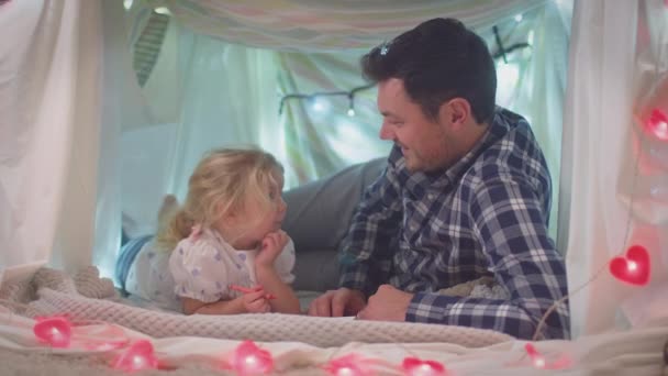 Padre Hija Pequeña Con Libro Para Colorear Campamento Casero Dormitorio — Vídeos de Stock