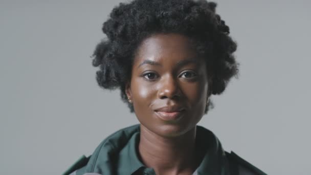 Estúdio Retrato Sorrir Jovem Feminino Paramédico Uniforme Contra Fundo Liso — Vídeo de Stock