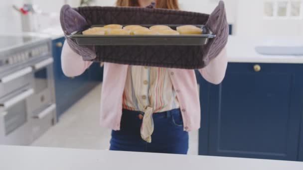 Retrato Orgulhoso Adolescente Menina Tirando Bandeja Cupcakes Caseiros Forno Casa — Vídeo de Stock
