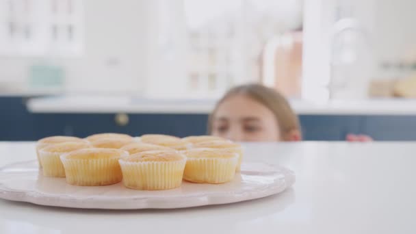 Närbild Tonåring Flicka Att För Att Nybakad Hemlagad Cupcake Från — Stockvideo