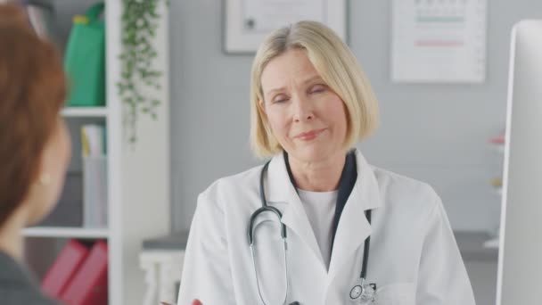 Ώριμη Γυναίκα Γιατρός Σύμβουλος Φορώντας Λευκό Παλτό Έχοντας Συνάντηση Γυναίκα — Αρχείο Βίντεο