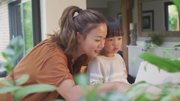 亚洲母亲帮助儿子在家上学在厨房的笔记本电脑上工作 — 图库视频影像