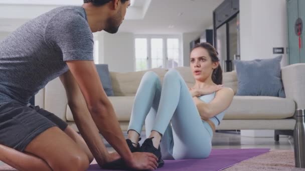 Mulher Com Personal Trainer Masculino Fazendo Sit Ups Como Parte — Vídeo de Stock