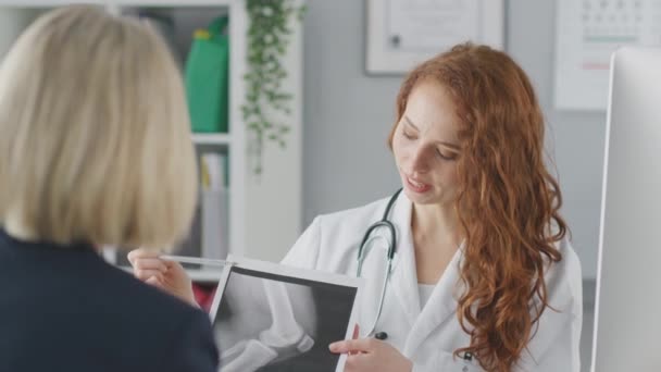 Médica Consultora Vestindo Casaco Branco Tendo Reunião Com Paciente Feminino — Vídeo de Stock