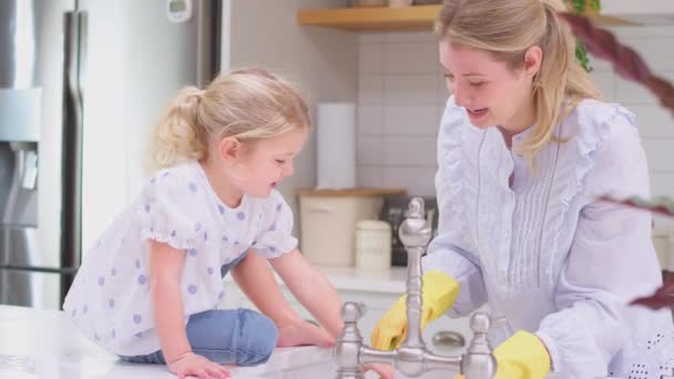 Mutter Mit Gummihandschuhen Hause Der Küche Mit Kleiner Tochter Die — Stockvideo