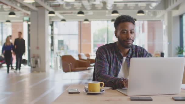 Üzletember Laptopon Dolgozik Forró Itallal Modern Irodában Kollégákkal Háttérben — Stock videók