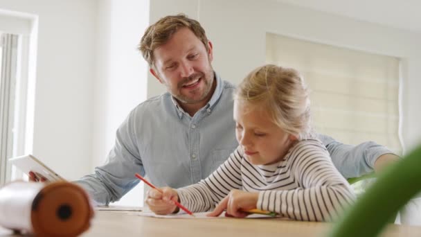Baba Kızının Sağlık Salgını Sırasında Evde Dijital Tablet Okulunda Masada — Stok video