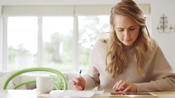 Mujer Con Tableta Digital Sentada Mesa Casa Revisando Las Finanzas — Vídeos de Stock