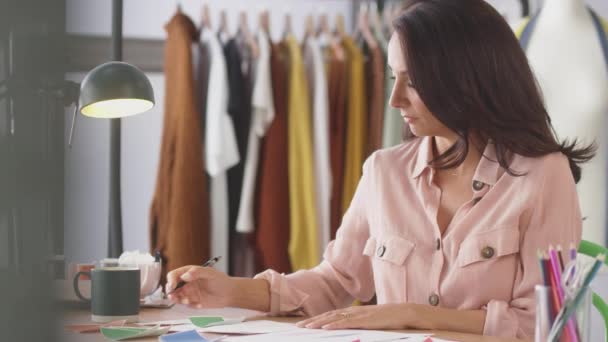 Designer Moda Feminina Mesa Projetos Desenho Estúdio Escolha Cores Amostras — Vídeo de Stock