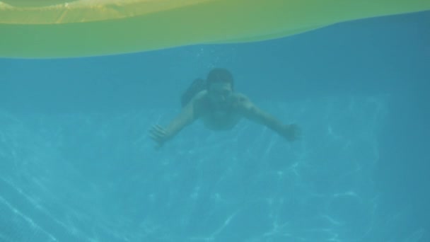 Undervattens Skott Man Överraskande Kvinna Flyter Luftmadrass Poolen Sommaren Semester — Stockvideo