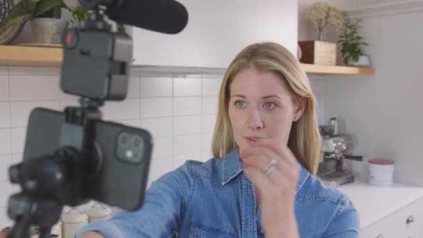 Widok Kobiety Vlogging Nagrywającej Wideo Mediach Społecznościowych Która Nosi Kamerę — Wideo stockowe