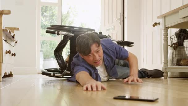 Αμεα Ασίας Άνθρωπος Έπεσε Από Αναπηρική Καρέκλα Στο Διάδρομο Στο — Αρχείο Βίντεο