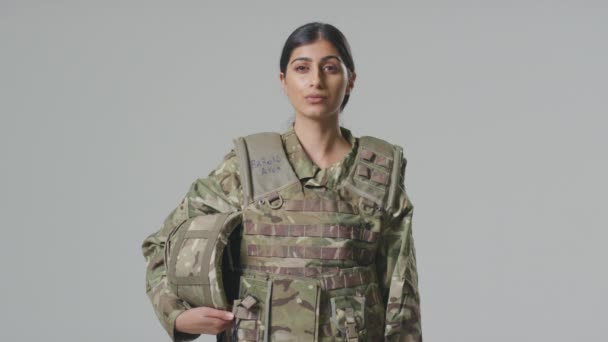 Studio Portrait Une Jeune Femme Soldat Sérieuse Uniforme Militaire Sur — Video