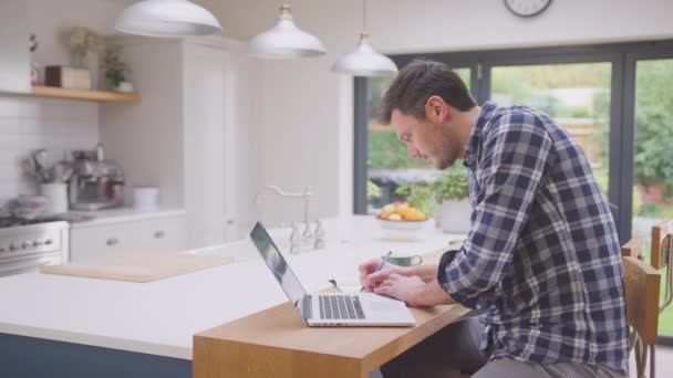 카운터 샷에서 노트북을 사용하여 집에서 일하는 사람은 동작으로 — 비디오