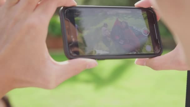Крупный План Азиатского Отца Съемки Видео Мобильный Телефон Семья Поставить — стоковое видео