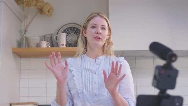 Femeia Vlogging Face Video Social Media Despre Mâncare Acasă Bucătărie — Videoclip de stoc