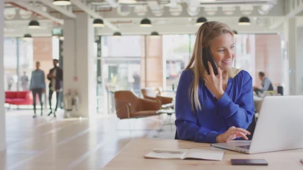 Businesswoman Sitting Desk Phone Call Modern Open Plan Office Colleagues — 图库视频影像