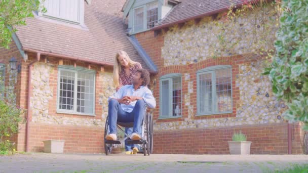 Посміхаючись Зріла Пара Людина Сидячи Інвалідному Кріслі Pushed Жінка Поза — стокове відео