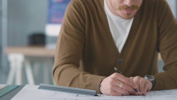 Primer Plano Del Arquitecto Masculino Oficina Trabajando Escritorio Con Modelo — Vídeo de stock