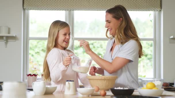 Madre Figlia Che Indossano Pigiama Che Cuoce Frittelle Cucina Insieme — Video Stock