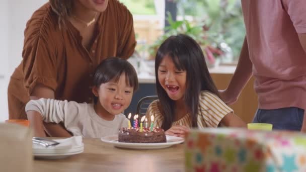Aziatisch Familie Vieren Verjaardag Thuis Blazen Kaarsen Taart — Stockvideo