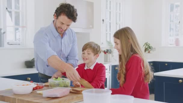 Отец Помогает Детям Носить Школьную Форму Сделать Здоровый Сэндвич Упакованного — стоковое видео