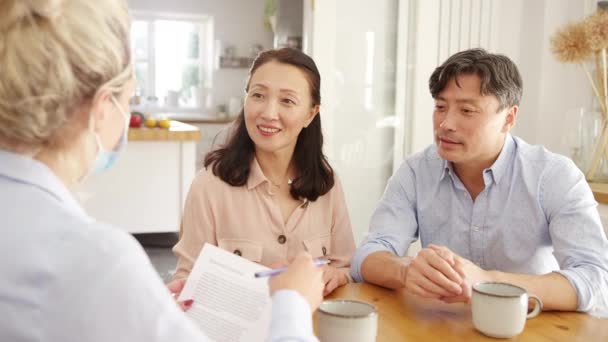 Volwassen Aziatisch Paar Thuis Ontmoeting Met Vrouwelijke Financieel Adviseur Masker — Stockvideo