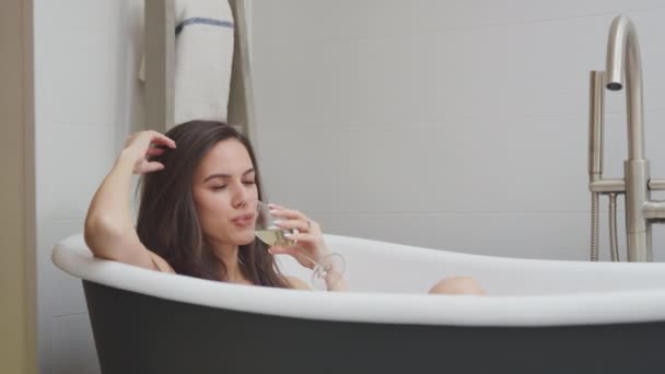 Femme Allongée Relaxante Dans Bain Maison Boire Verre Vin — Video
