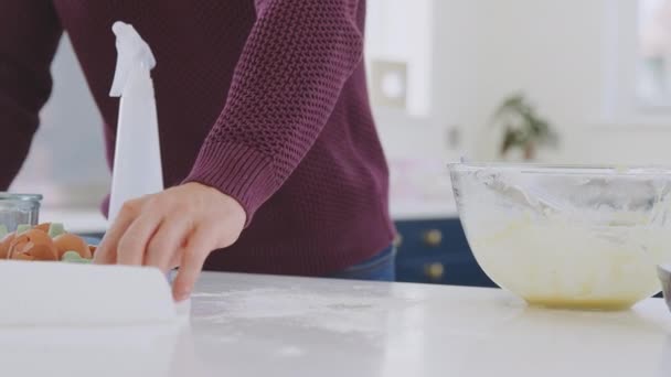 Man Schoonmaken Keuken Teller Met Spray Doek Taart Bakken — Stockvideo