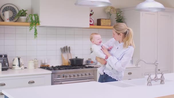 Älskade Mor Bär Skrattande Baby Son Runt Kök Hemma Spela — Stockvideo