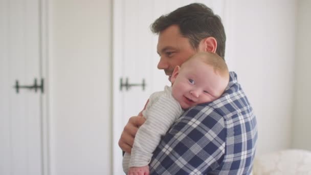 Padre Cariñoso Abrazando Sonriente Hijo Bebé Descansando Sobre Hombro Casa — Vídeos de Stock