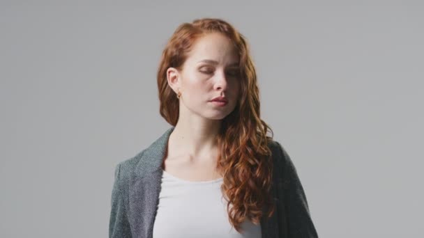 Gülümseyen Genç Kadınının Stüdyo Portresi Sade Arkaplan Karşısındaki Kameraya Bakıyor — Stok video