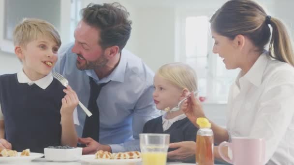 Dzieci Noszące Mundury Szkolne Kuchni Jedzące Gofry Śniadaniowe Jako Rodzice — Wideo stockowe