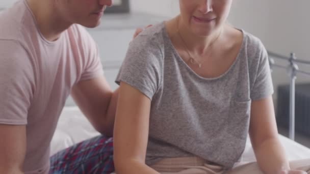 Ενθουσιασμένο Ζευγάρι Κάθεται Στο Κρεβάτι Στο Σπίτι Θετικό Τεστ Εγκυμοσύνης — Αρχείο Βίντεο