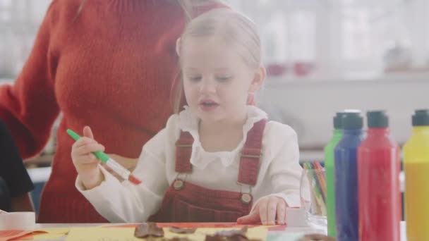 Close Mother Children Home Dělat Řemesla Dělat Obrázek Listí Kuchyni — Stock video